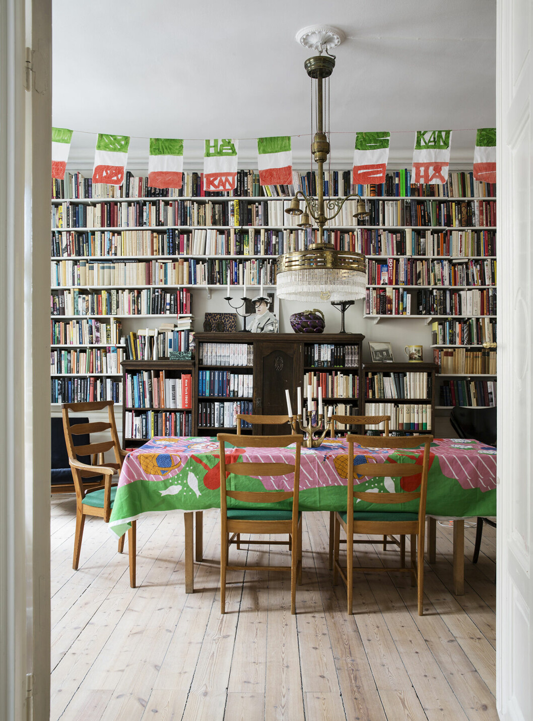Familjens alla böcker står verkligen i centrum hemma hos Lotta och Håkan.