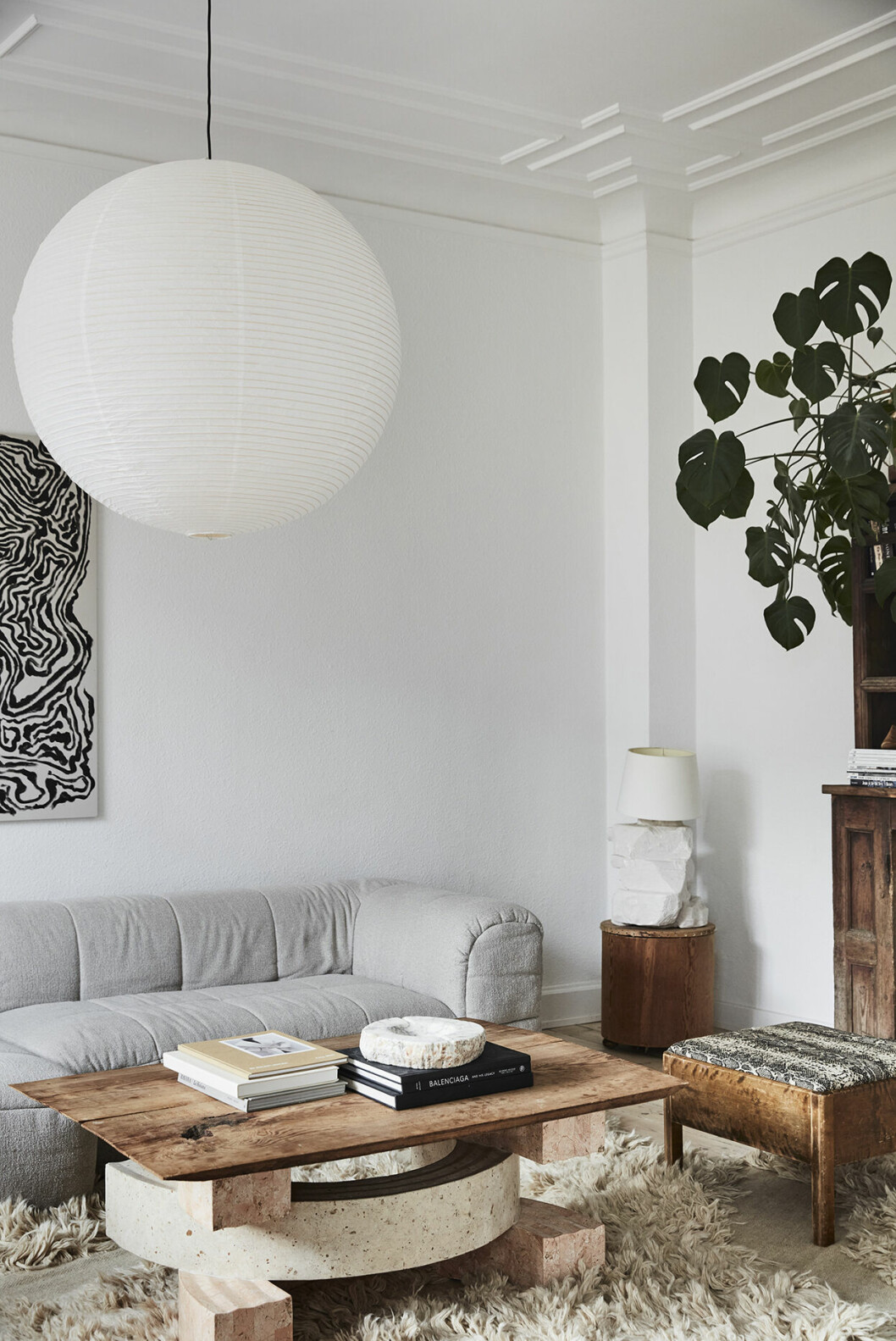 I Maja Dixdotters hem finns gott om auktionsfyndade möbler, abstrakt konst och skulpturala lampor
