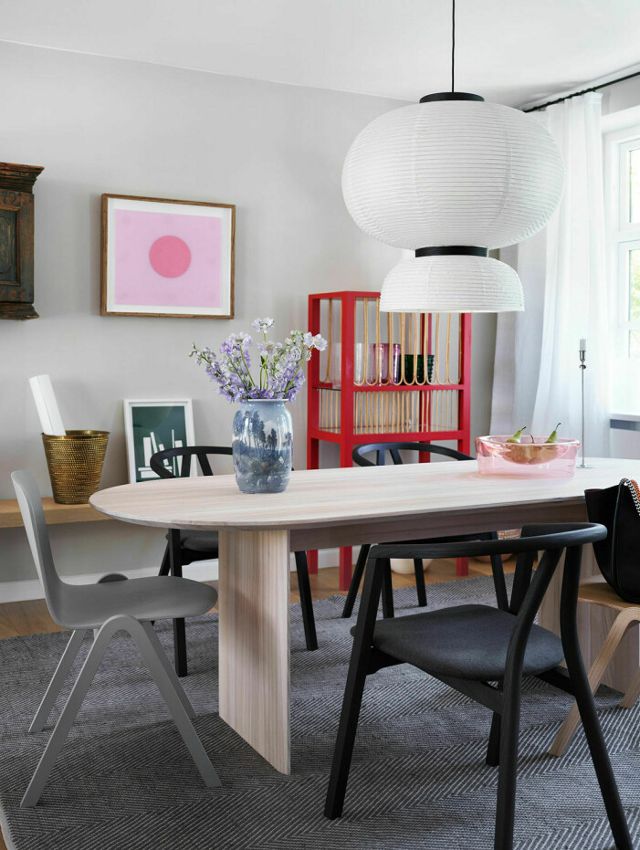 Även här är naturnära materialval en tydlig röd tråd och kompletteras gärna med mer färgsprakande kontraster. Fotograf: Petra Bindel. Stylist: Emma Persson Lagerberg. Mest lästa hemma hos-reportagen 2021, matplats