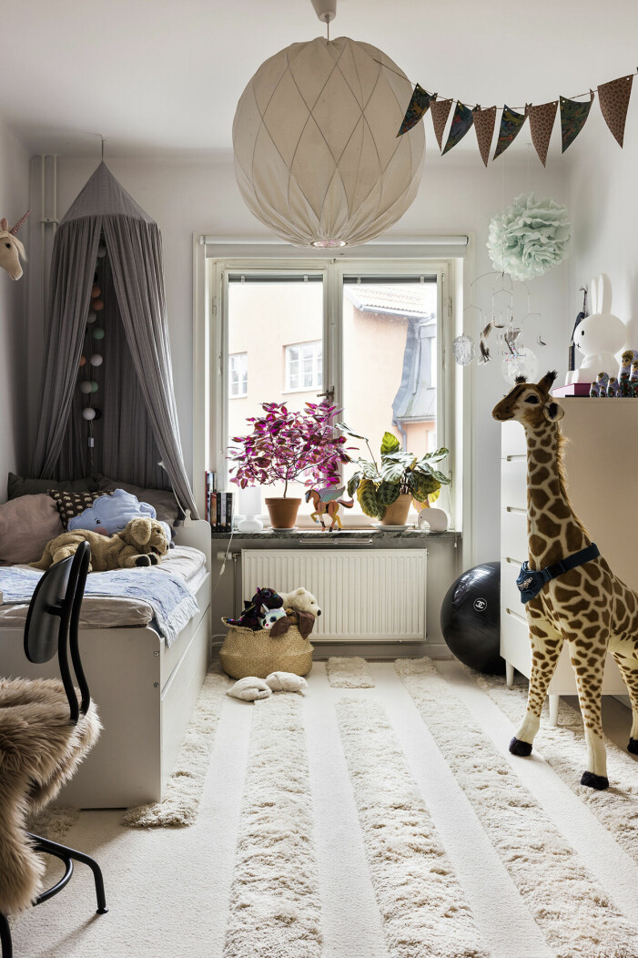 Sigrids rum. Säng, stol och byrå, Ikea. <em>Pia</em>-lampa köpt från Pajala vårdcentral. Matta <em>ODC space</em>, Ogeborg. Giraffen har hängt med sedan Sigrid fyllde ett. Dottern Sigrid har fått ett eget rum, en av favoritsakerna är en giraff som funnits med sedan hon var ett år gammal