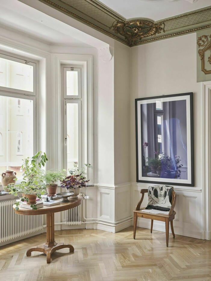 Vintagefynd och grönskande inslag hemma hos Sofia – <a target="_blank" href="https://www.elle.se/decoration/hemma-hos-sofia-wood-i-norrkoping/7901284">fler inspirerande inredningstips hittar du här</a>! Fotograf: Andrea Papini Stylist: Dennis Valencia. Mest lästa hemma hos-reportagen 2021, vardagsrum