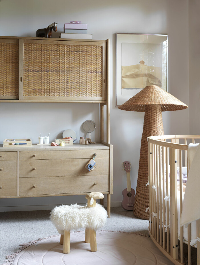 Märthas krypin ligger innanför Emmas och Nils sovrum. Bokhylla <em>RY-20</em> av Hans J Wegner för RY møbler. Golvlampa <em>Duo</em>, Ferm living. Spjälsäng, Stokke. Fina fåret kommer från Svensk hemslöjd. I Märthas krypin är det inrett med ljusa trämöbler och ett fint får från Svensk hemslöjd