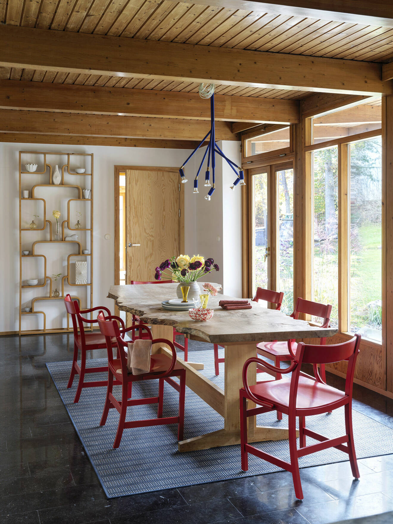 I husets matplats är bordet en ordentlig "statement piece" omringat av röda stolar