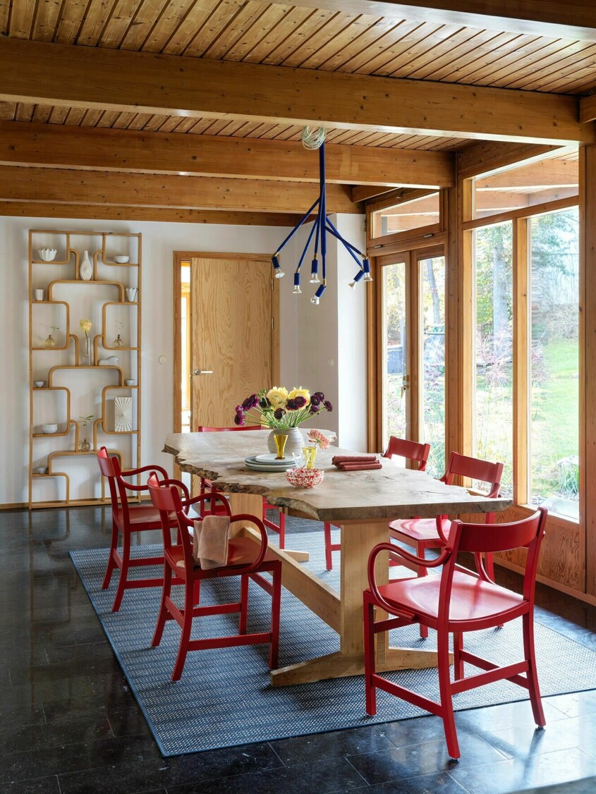 Foto: Stellan Herner, Styling: Ida Lauga | Syns i: <a target="_blank" href="https://www.elle.se/decoration/hemma-hos-emma-unckels-i-djursholm/8186609">Ta en titt i Emma och Nils Unckels välbevarade 60-talshus</a> matsal med röda stolar
