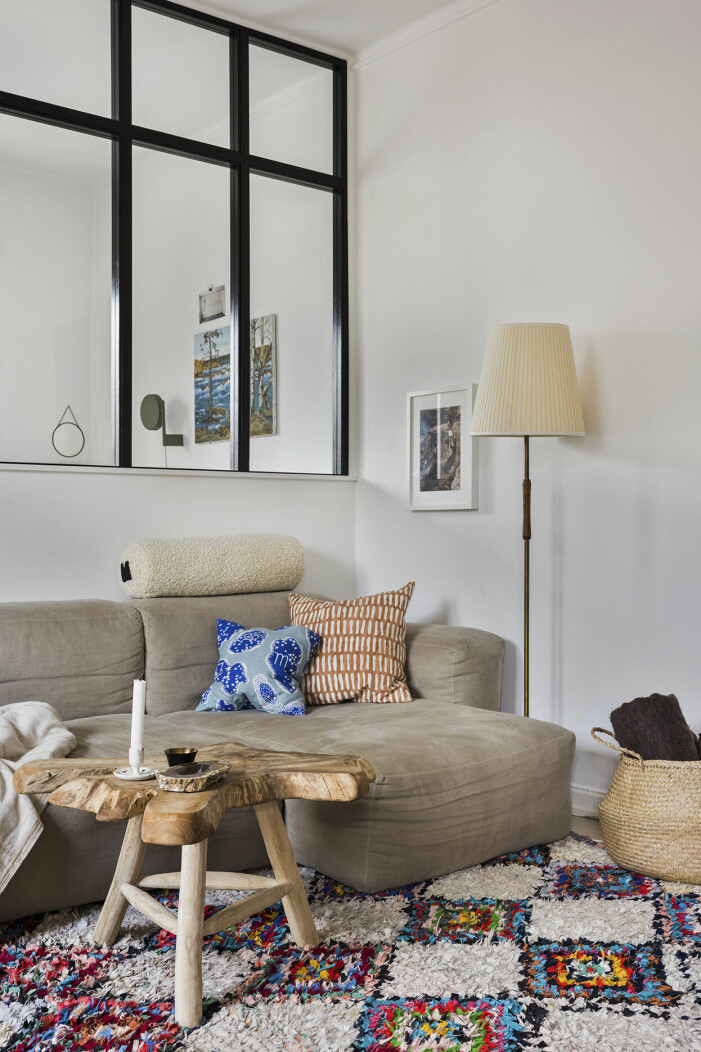 Soffa, Hay. Bord, Granit. Kuddar från Massproductions, Svenskt Tenn och Afroart. <em>Boucherouite</em>- mattan är en marockansk trasmatta. På golvet i vardagsrummet ligger en färgglad, mönstrad marockansk trasmatta