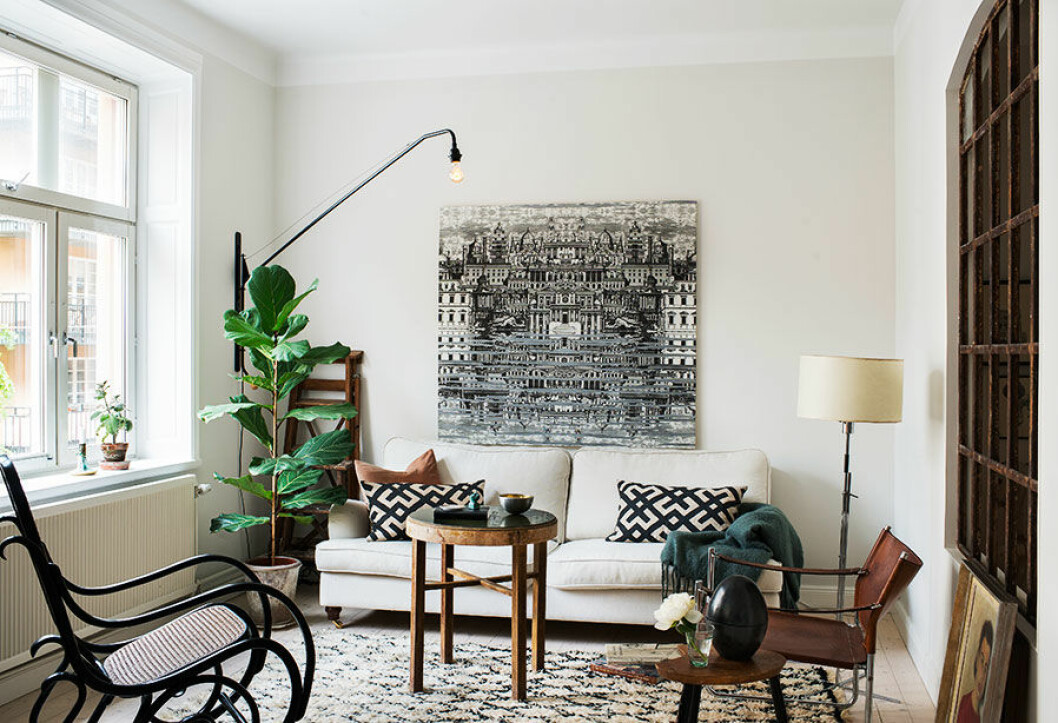 Styling: Malin Glemme, foto: Anne Nyblæus. Syns i reportaget <a href="https://www.elle.se/decoration/stilfullt-och-mysigt-i-modedesignerns-minitrea/">”Compact living i designerns minitrea”.</a> hemma_hos_living_room_vardagsrum_soffa