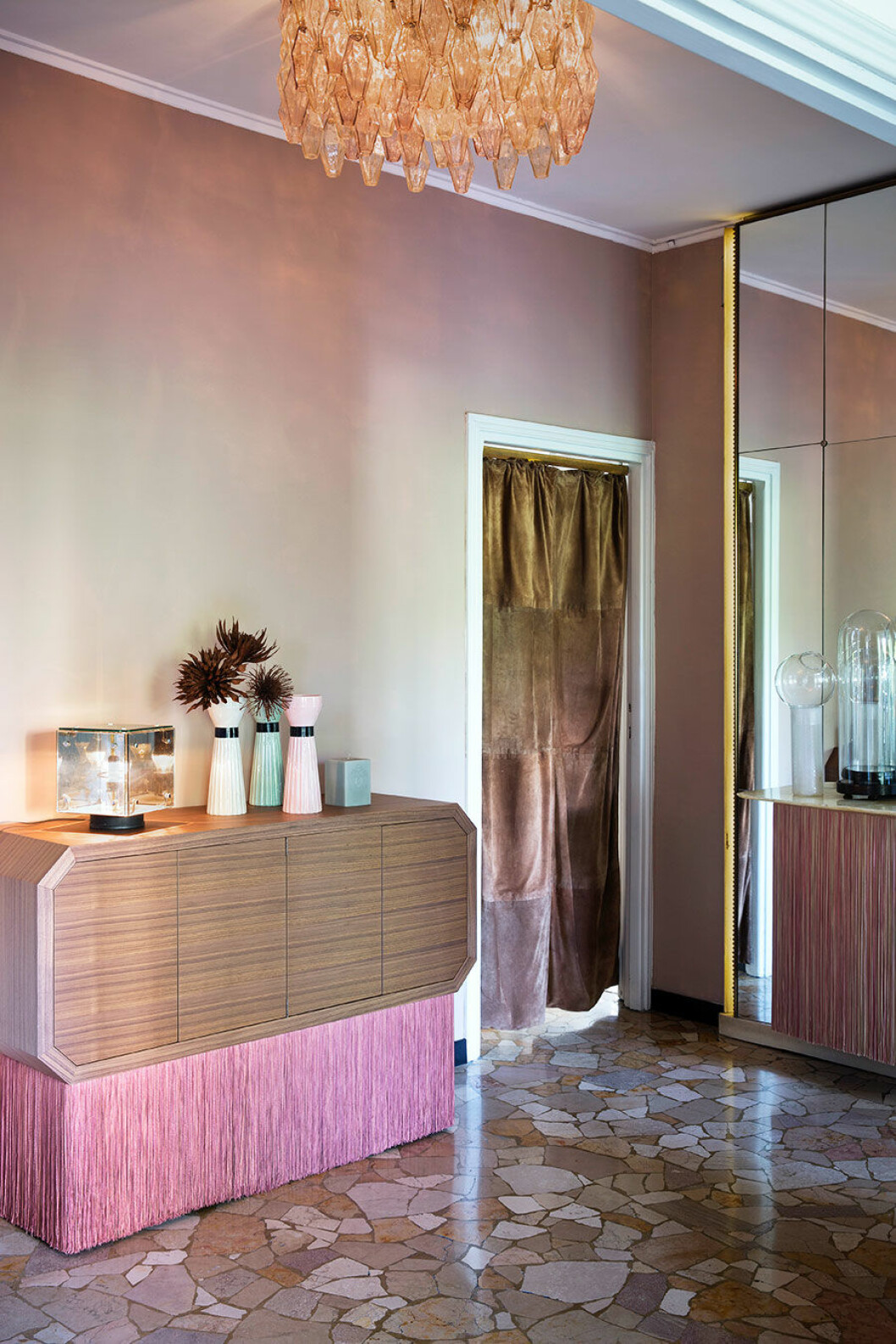 Av: Chiara dal Canto Foto: Helenio Barbetta/Living Inside Syns i: <a href="https://www.elle.se/decoration/kika-in-i-stjarndesignerns-drommiga-och-unika-hem/">Kika in i stjärndesignerns drömmiga och unika hem</a>.