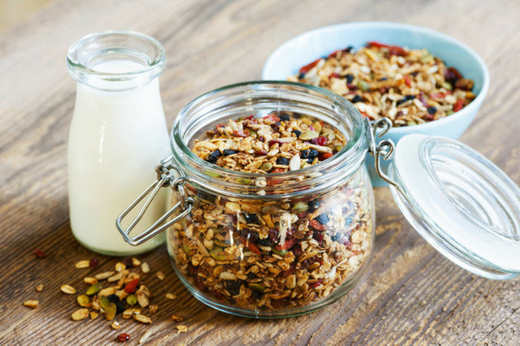 Hemmagjord granola med nötter och frön. Hemmagjord granola med nötter och frön.