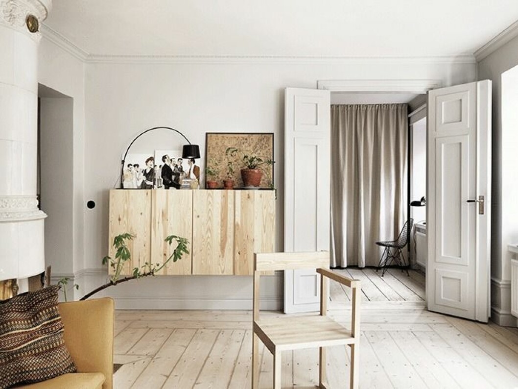 Styling: Emma Persson Lagerberg, foto: Petra Bindel. Syns i reportaget ”<a href="https://www.elle.se/decoration/lockade-fram-lagenhetens-sjal-och-kansla/">Bytte ut allt – fick fram lägenhetens själ”.</a> sideboard i trä på väggfäste