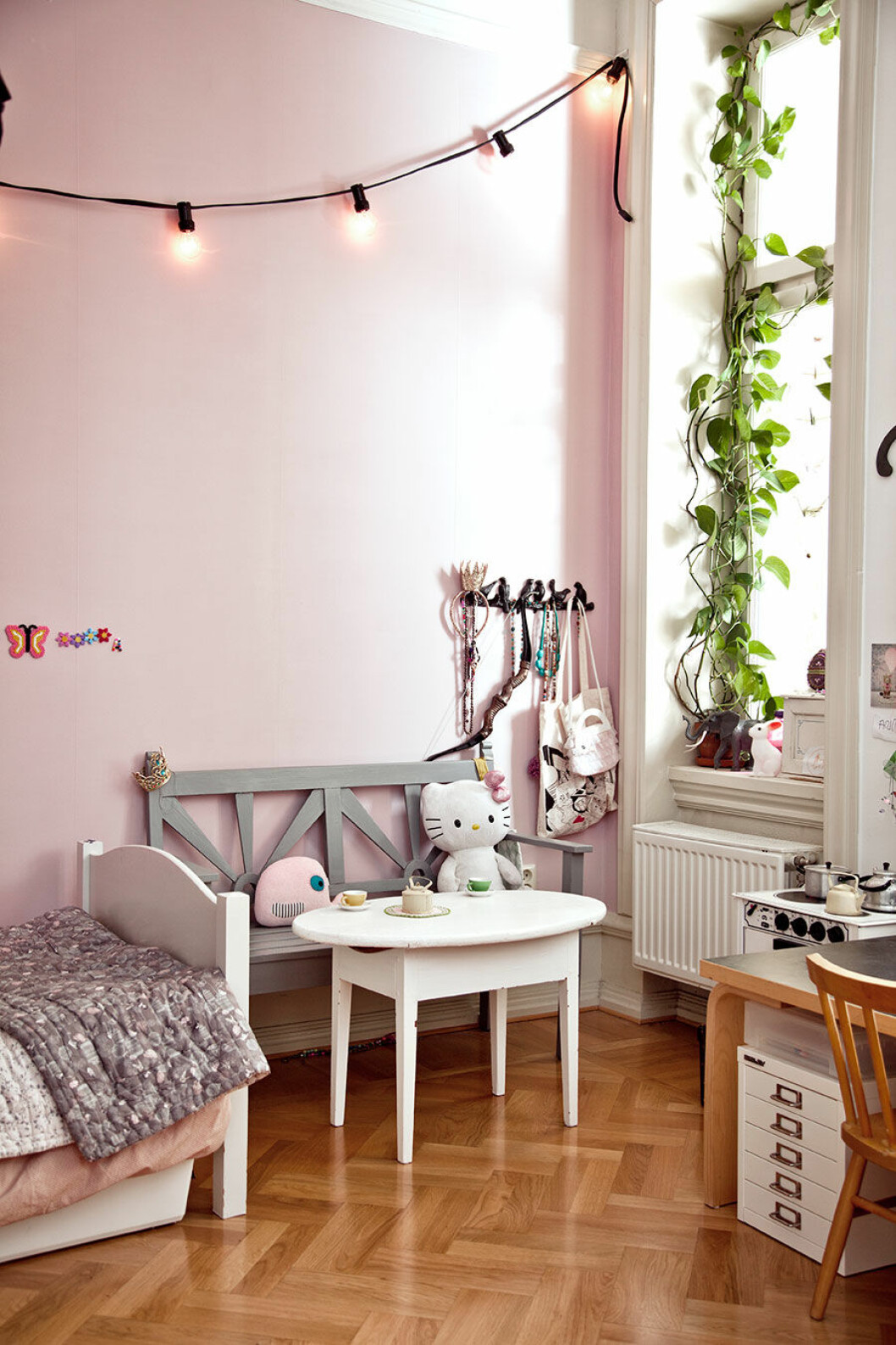 Foto: <a href="http://fotografbodil.se/" target="_blank" rel="noopener">Bodil Johansson</a>, styling: Helena Sturesson. Bilden publicerades ursprungligen i <a href="https://www.elle.se/decoration/personlig-mix-i-statliga-sekelskiftesvaningen/" target="_blank" rel="noopener">”Personlig mix i praktfulla tvårummaren”.</a> Barnrum med klätterväxt i fönstret