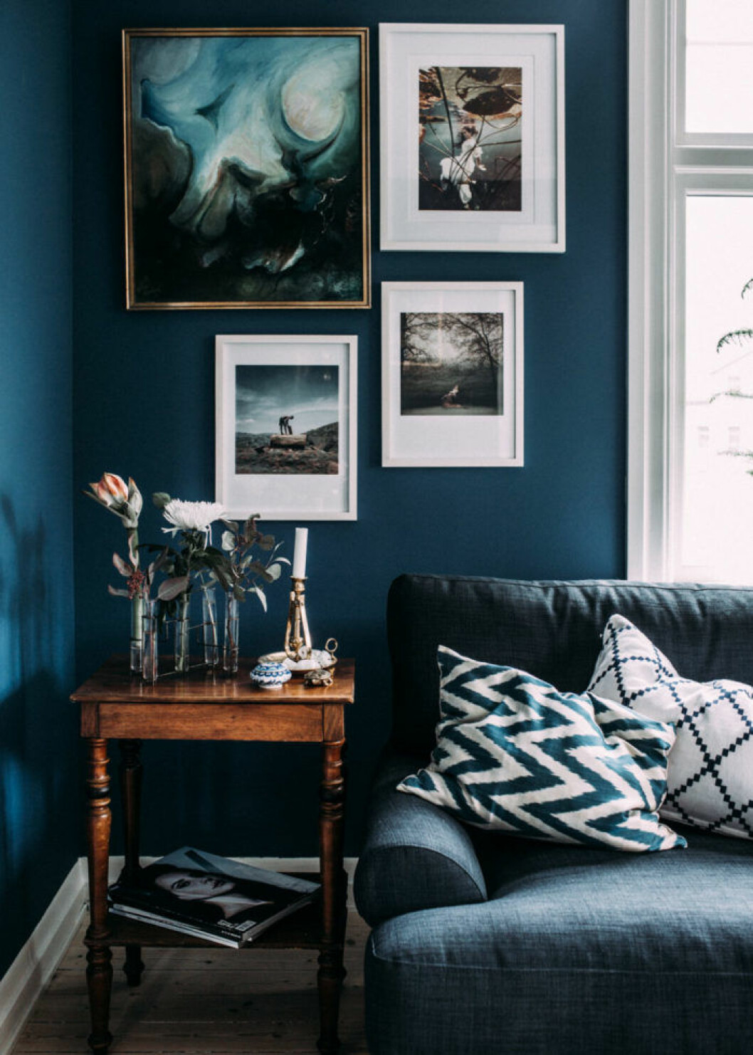 Foto: Kristin Lagerqvist. Syns i reportaget <a href="https://www.elle.se/decoration/hemma-hos-var-nya-bloggare-krickelin/">”Kika in hemma hos vår nya bloggare Krickelin”.</a> hemmahos_krickelin_soffa_kuddar_tavelvägg