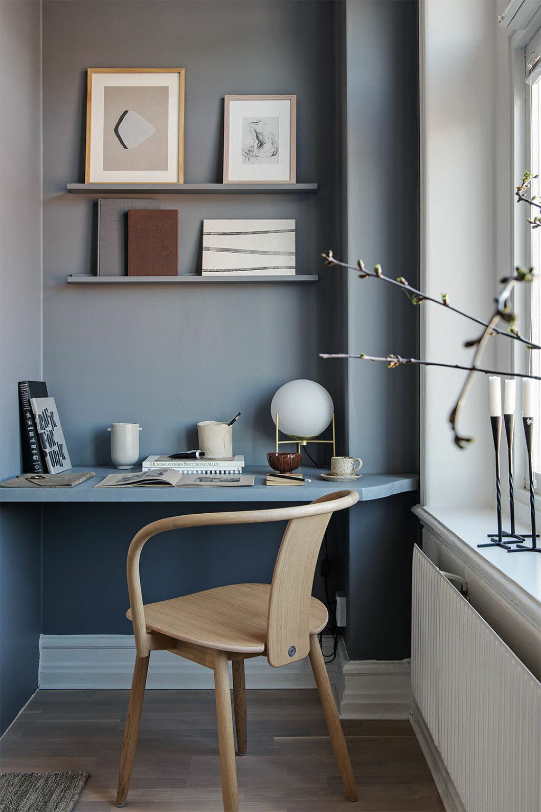 Foto: Fredrik J Karlsson Styling: Grey Deco för <a href="https://www.instagram.com/alvhem/?hl=sv" target="_blank" rel="noopener">Alvhem</a>/mäklare: Åke Åkerman Snygg hemmakontor i hörn