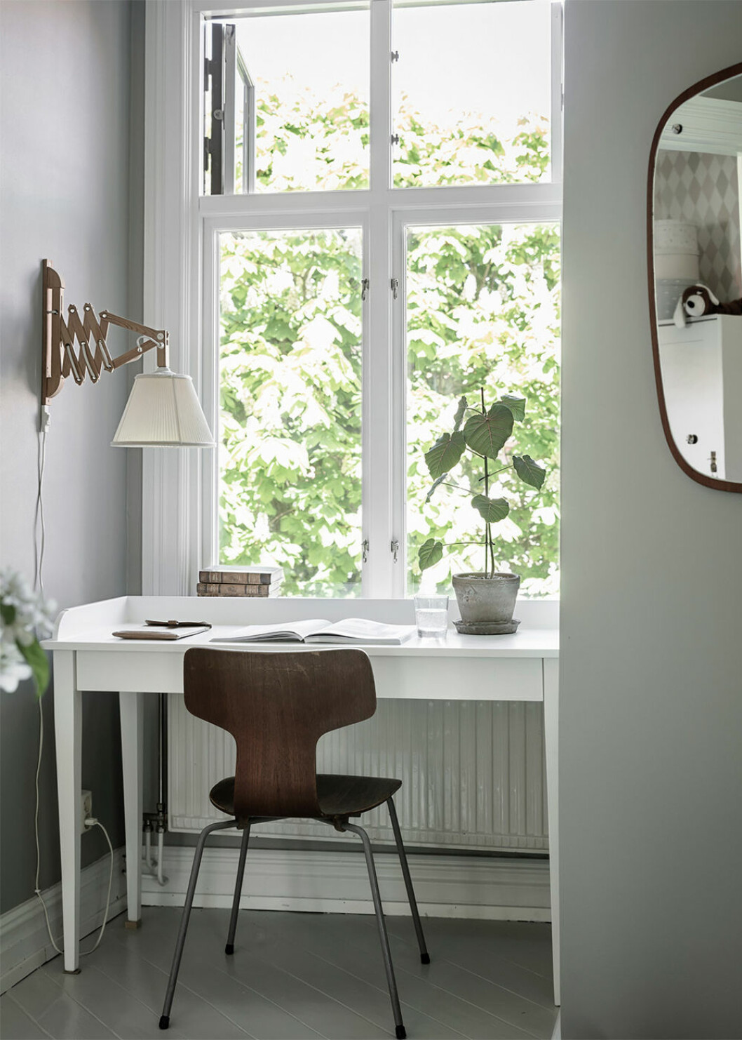Foto: Anders Berstedt Styling: Nouvel Interiör för Entrance mäkleri/mäklare: Jessica Fridstedt Hemmakontor vid fönster