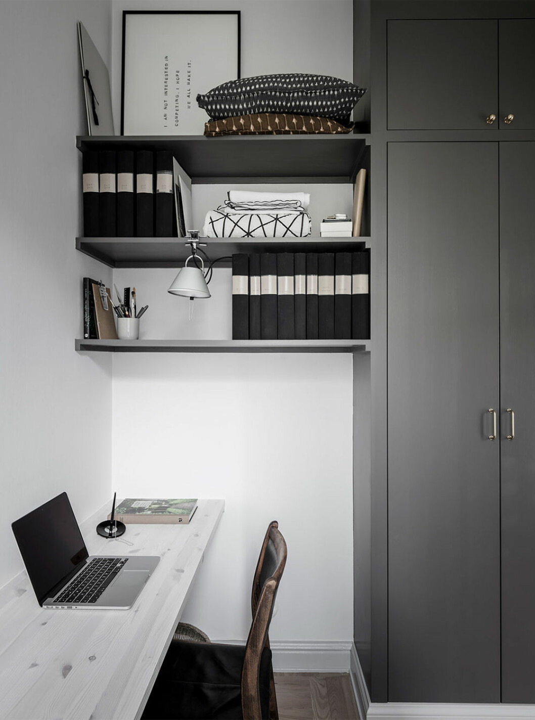 Stilrent minimalistiskt hemmakontor