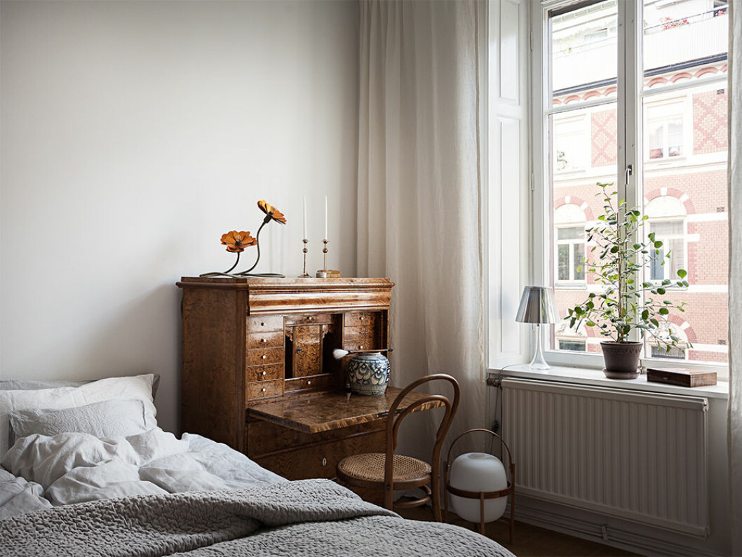 Foto: Johan Spinnell Styling: Charlotte Lindholm för <a href="https://www.instagram.com/historiskahem/?hl=sv" target="_blank" rel="noopener">Historiska hem</a>/mäklare: Henriette Gerson Gammalt skrivbord i hemmakontor