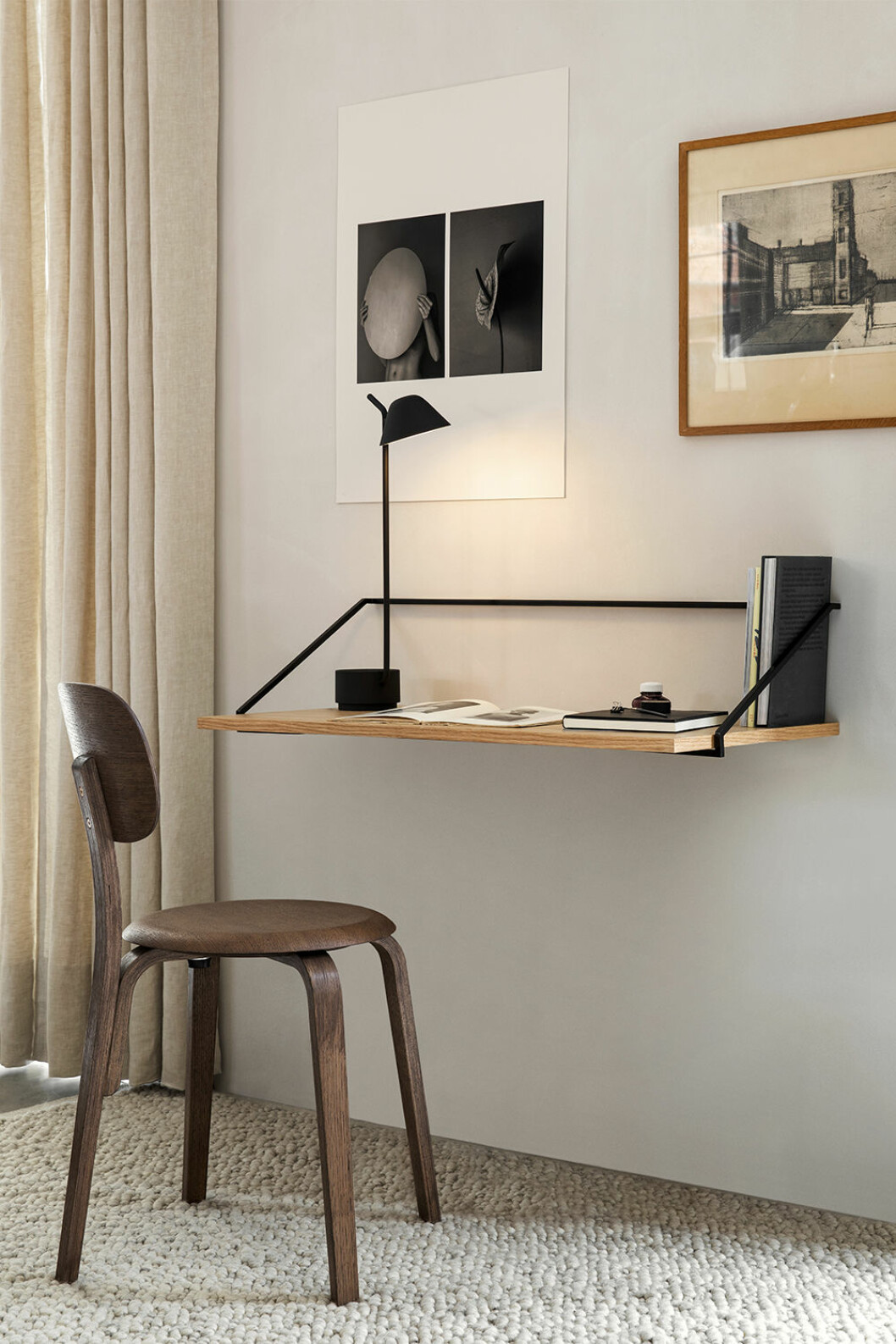 Yteffektiv lösning med vägghängt skrivbord från Menu. Tips! Avgränsa skrivbordsplatsen från resten av rummet genom att placera en matta vid den, det skapar en känsla av ett rum i rummet. Vägghängt skrivbord från Menu