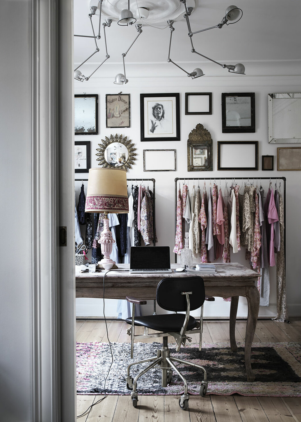 Drömlikt arbetsrum och showroom i ett, hemma hos Maria Toft. Foto: Marcus Lawett Stylist: Karolina Vertus | Syns i: <a href="https://www.elle.se/decoration/drommig-inredningsmagi-i-kopenhamnsvaningen/" target="_blank" rel="noopener">Drömmig inredning i magiska Köpenhamnsvåningen</a> Arbetsrum och klädrum i ett