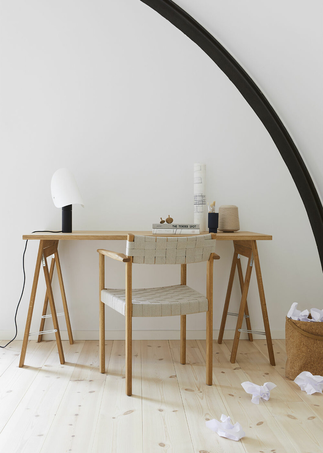 Skrivbord med hopfällbara ben i ek, designade av danska Kristian Vedel för Form & Refine. Tips! En extra matsalsstol kan bli skrivbordsstol, se bara till att den har en mjuk sits och ett skönt ryggstöd. Extrastolen blir även ett användbart tillskott när du får besök av flera middagsgäster. Skrivbord från Form & Refine