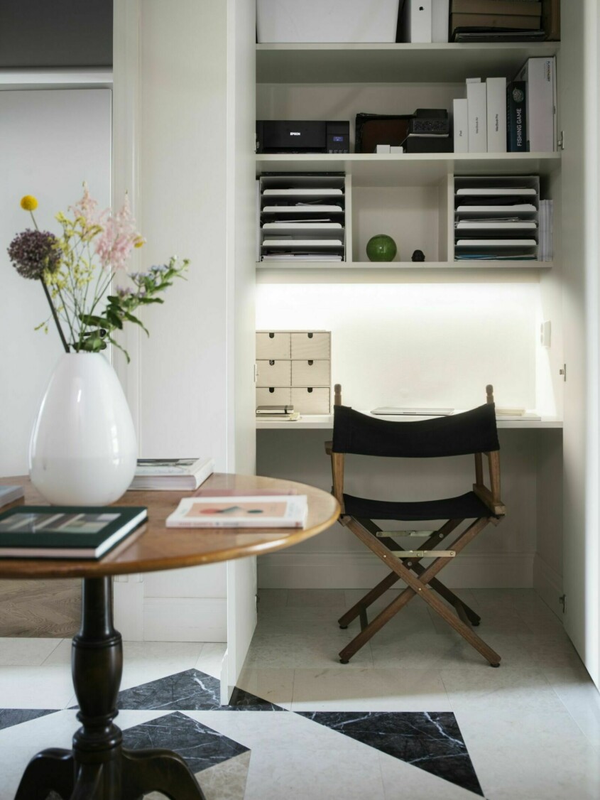 <span class=" bold" data-lab-bold_desktop="bold">Tips! </span>För att verkligen kunna stänga ner efter en dags hemmajobb, satsa på en smart skåpslösning. Foto: Johan Sellén Stylist: Gill Renlund | Syns i: <a target="_blank" href="https://www.elle.se/decoration/smart-forvaring-i-ombyggda-sekelskifteslagenheten/8100042" class="">Smart förvaring och sociala ytor i ombyggda sekelskifteslägenheten</a>. Compact living hemmakontor