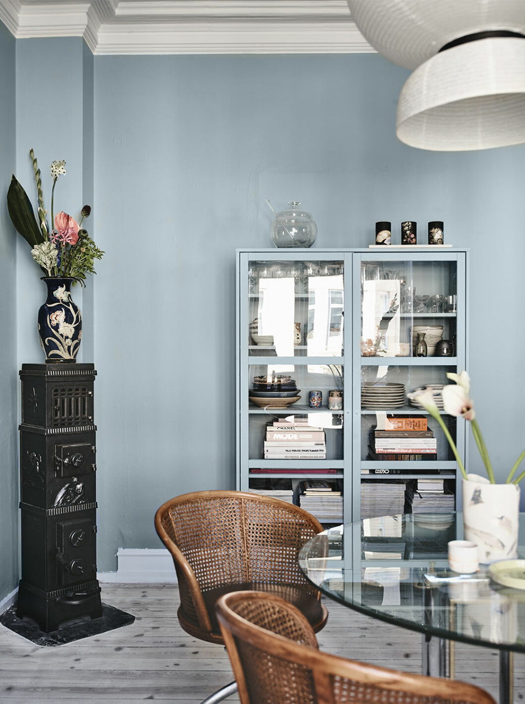 Tips! Måla möbeln ton i ton med väggen för en stilfull detalj i hemmet. Foto: Andrea Papini Styling: Alexandra Papini Syns i: <a href="https://www.elle.se/decoration/hemma-hos-carina-baumann/" target="_blank" rel="noopener">Hemmet där dansk elegans möter japansk minimalism</a> Inmålat skåp i ljusblått