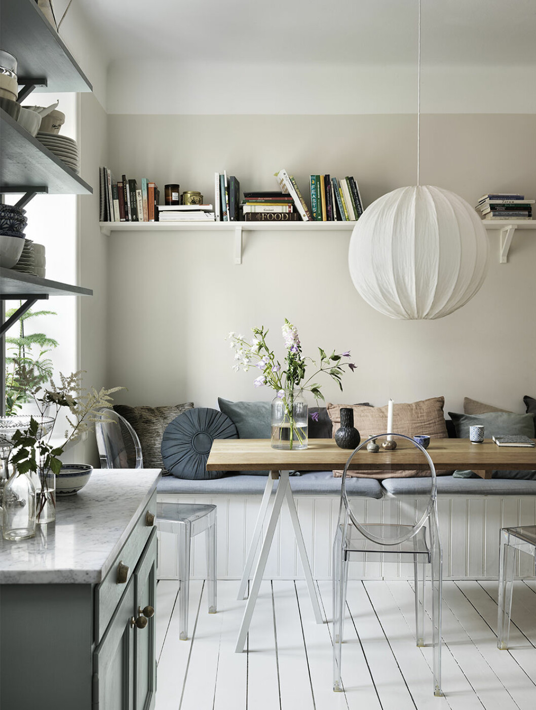 En platsbyggd bänk är både snygg och praktisk i köket. Foto: Petra Bindel Styling: Emma Persson Lagerberg Syns i: <a href="https://www.elle.se/decoration/stamningsfullt-och-personligt-hem-i-malmo/" target="_blank" rel="noopener">Stämningsfullt och personligt hem i Malmö</a> Kök med platsbyggd sittbänk