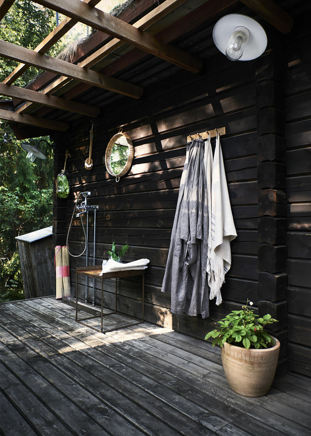Lyxa till det med en utedusch på sommarstället. Foto: Jonas Ingerstedt Styling: Thomasine Gahn Syns i: <a href="https://www.elle.se/decoration/skargardsidyll-med-naturen-i-fokus/" target="_blank" rel="noopener">Vacker skärgårdsidyll med naturen i fokus</a> Lyxig utedusch på sommarstället