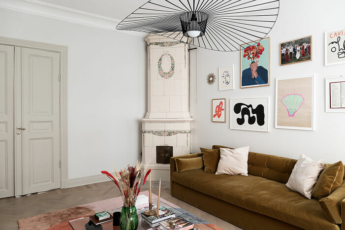 Färgstarka, lekfulla motiv är perfekta för tavelväggen. Foto: Philip McCann för <a target="_blank" href="https://www.instagram.com/skandiamaklarna_vasastan/">Skandiamäklarna Vasastan</a> Mäklare: Joakim Andersson. Stylingtrender på Hemnet hösten 2021, lekfull konst