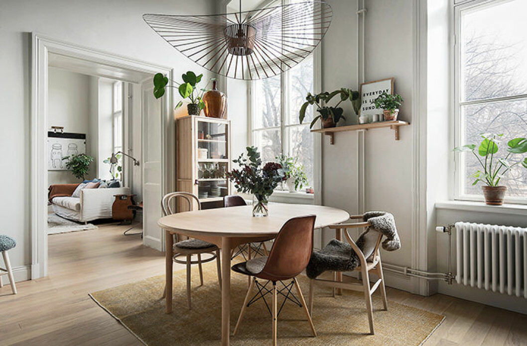 Foto: <a href="http://www.kronfoto.se/" target="_blank" rel="noopener">Kronfoto</a> Mäklare: <a href="http://www.innerstadsspecialisten.se/" target="_blank" rel="noopener">Innerstadsspecialisten</a> Udda stolar
