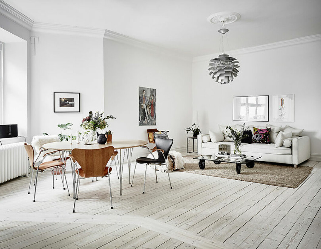 Foto: Anders Bergstedt för <a href="http://entrancemakleri.se/" target="_blank" rel="noopener">Entrance</a> Kombinerat vardagsrum och matsal i skandinavisk stil