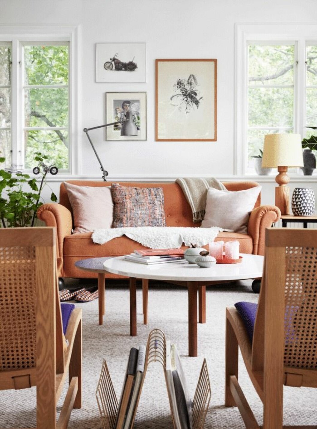 Foto: Jonas Gustavsson Styling: Charlotte Frey Svidén Syns i: <a href="https://www.elle.se/decoration/vackra-konstverk-moter-unika-loppisfynd-i-ett-fargstarkt-trahus-kika-in/" target="_blank" rel="noopener">”Vackra konstverk möter unika loppisfynd i ett färgstarkt trähus – kika in!”</a> Rotting är ett trendmaterial 2019.