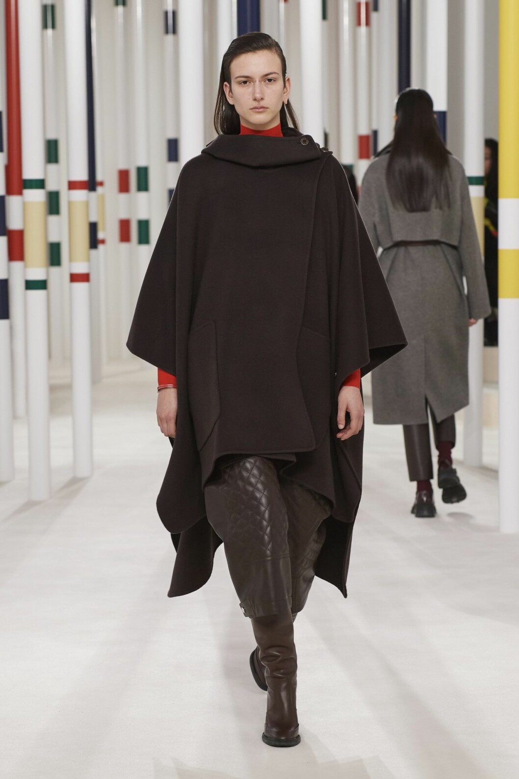 Capen gör entré i höstmodet. Hermés AW20.