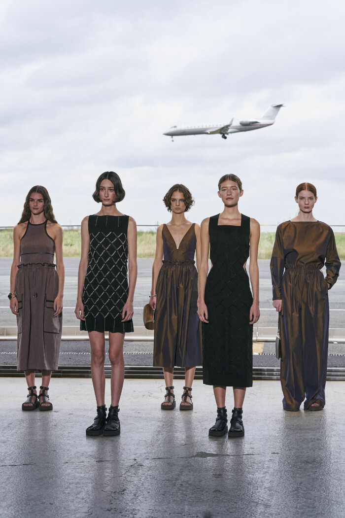 Le grand finale med modellerna som tajmade ett flyg påväg ned för landning. Hermès ss22. Le grand finale med modellerna som tajmade ett flyg påväg ned för landning.
