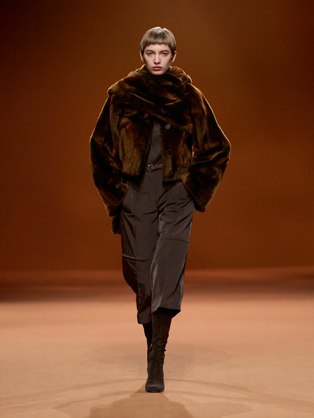 Hermès AW23 brun look med fuskpäls.