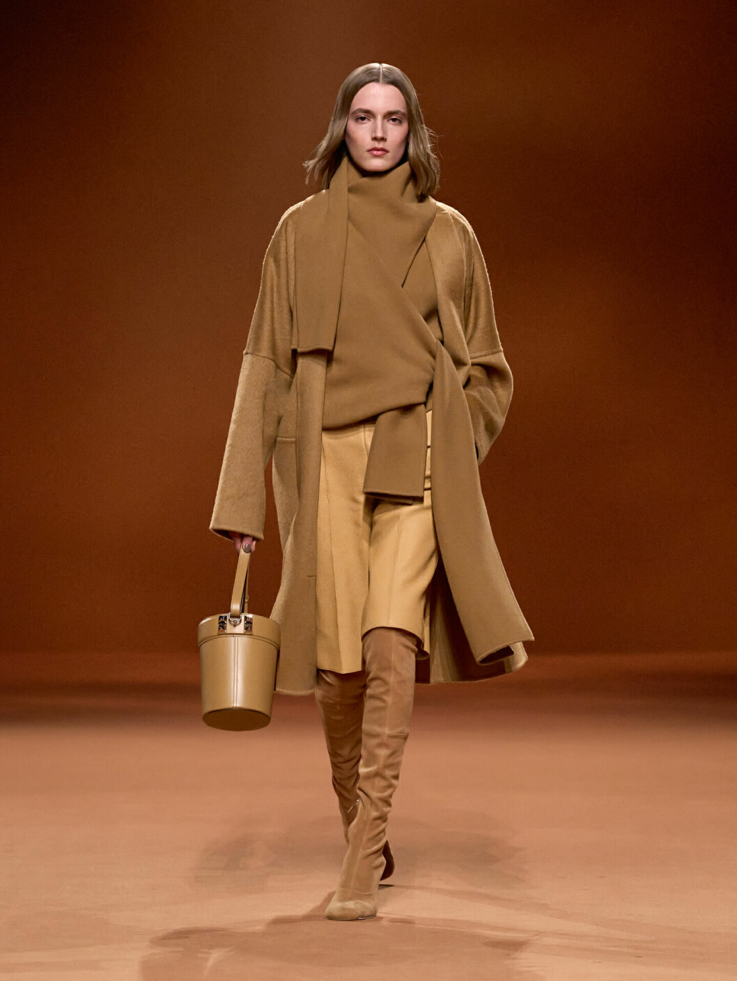Hermès AW23 beige/brun look.