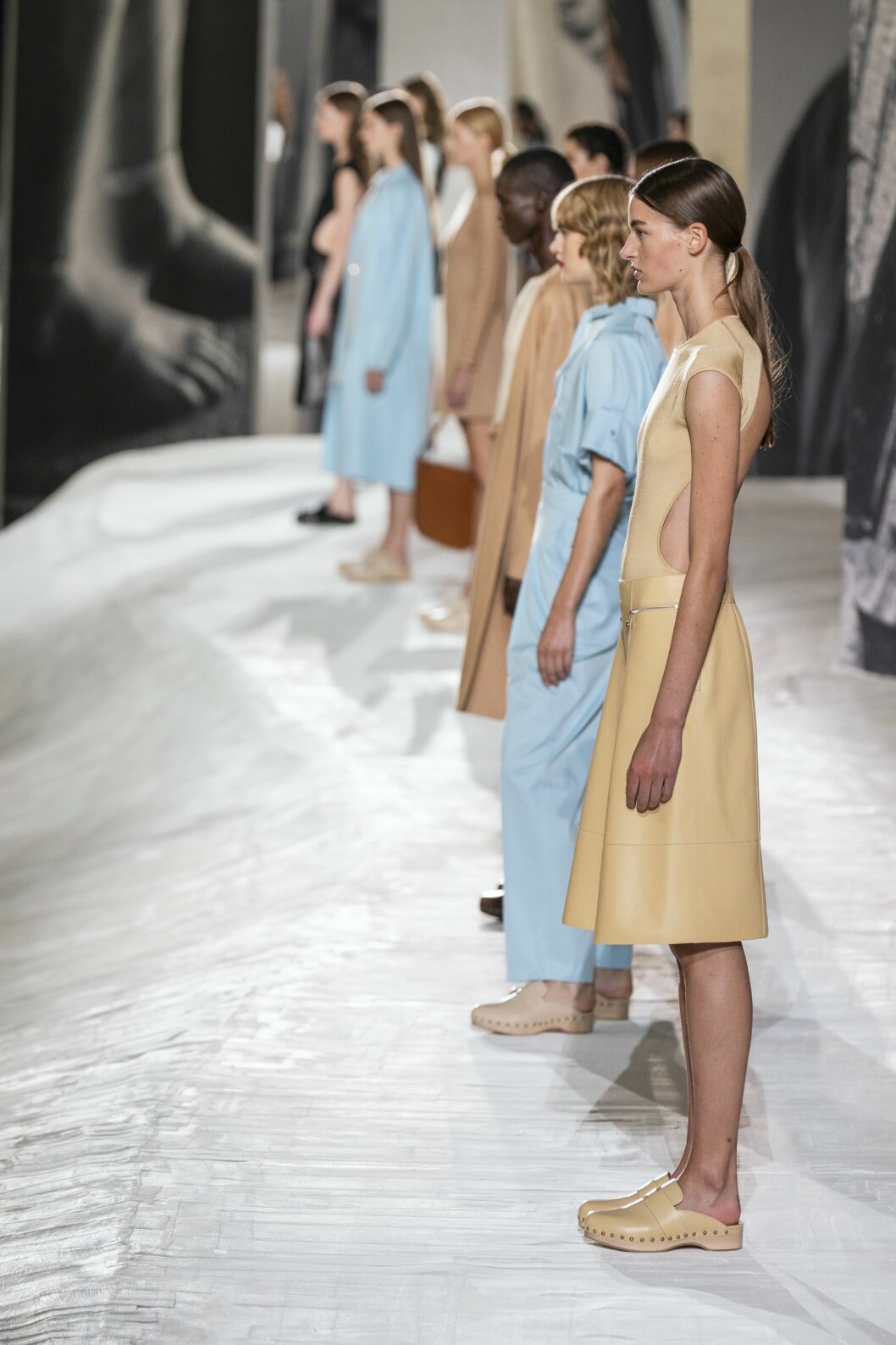 Träsko-bonanza hos Hermès vår och sommar. Träsko-bonanza hos Hermès vår och sommar.