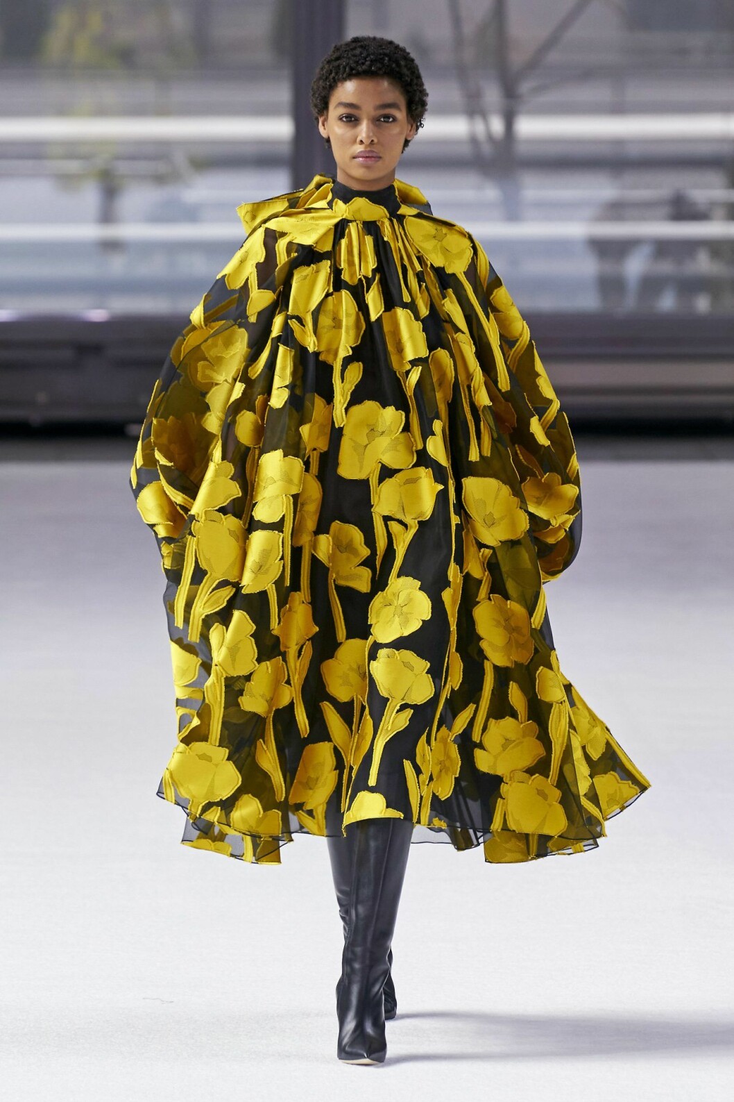 Carolina Herrera AW20 blommig klänning med volym