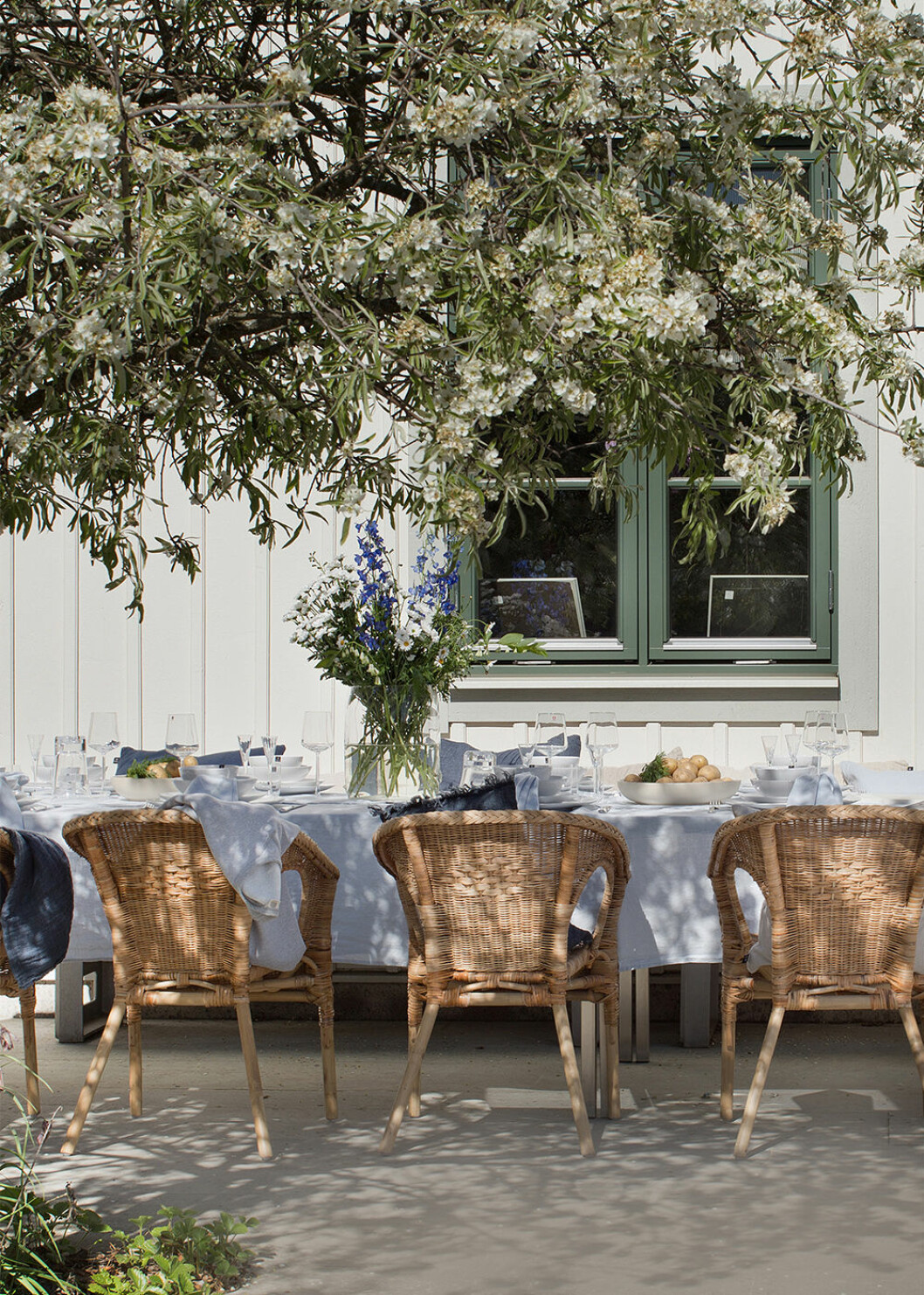 Midsommar - festdukat bord på sommaren