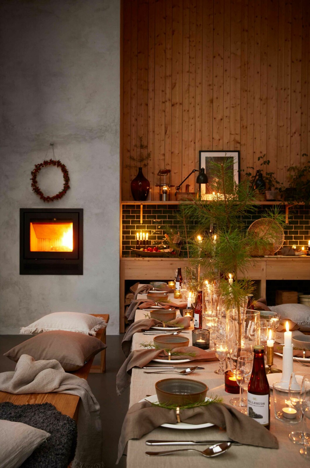 dukat bord med levande ljus till jul