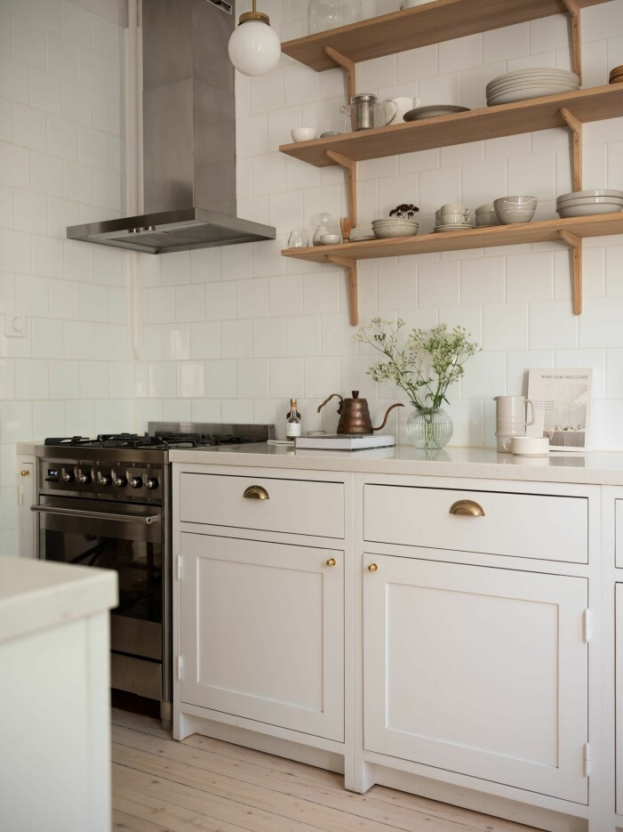 Den klassiskt neutrala färgskalan genomsyrar Hemnet-annonserna även i höst. Foto: Joakim Johansson för <a target="_blank" href="https://www.instagram.com/historiskahem/">Historiska Hem</a> Stylist: Charlotte Lindholm Mäklare: Josefin Widman. Stylingtrender på Hemnet hösten 2021, lantliga kök