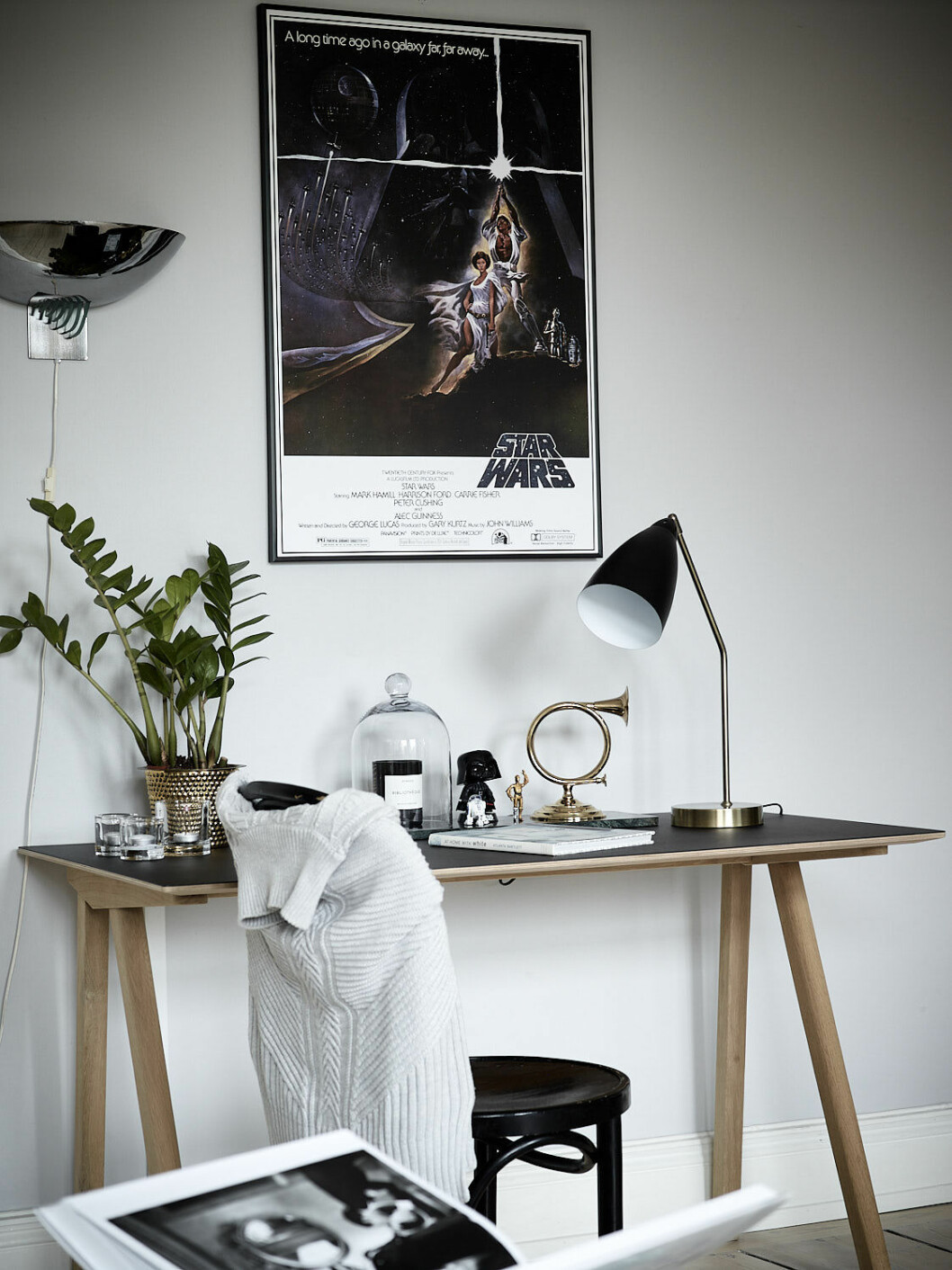 Foto: <a href="https://www.instagram.com/fboukari/" target="_blank" rel="noopener">Fredric Boukari</a> Styling: <a href="http://mainstreetstockholm.com/index.html" target="_blank" rel="noopener">Mainstreet</a> för <a href="https://www.instagram.com/historiskahem/?hl=sv" target="_blank" rel="noopener">Historiska Hem</a>/mäklare: Mattias Lantto Star wars poster