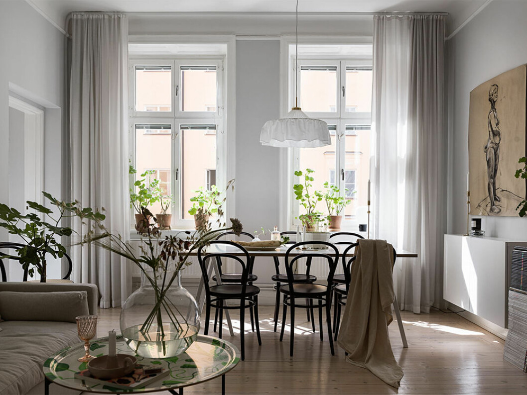 Skira gardiner och en lampa i textil fulländar sommarkänslan. Foto: Johan Spinnell Styling: Hanna Rydman för <a href="https://www.instagram.com/historiskahem/?hl=sv" target="_blank" rel="noopener">Historiska Hem</a>/mäklare: Caroline Klasson Somrig inredning i hem hos Historiska Hem