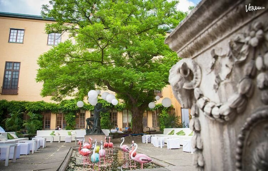 <a href="https://venuu.se/lokaler/historiska-museet-guldrummet?ref=elle">Historiska museet</a> har en fin innergård där ni kan inta fördrinken. Historiska museet med fin innergård.