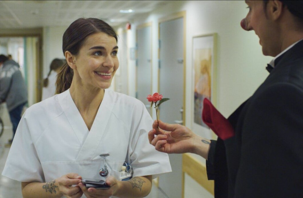 Ida Elise Broch spelar sjuksköterskan Johanne. En bild på skådespelerskan Ida Elise Broch i Netflix-serien Hjem til Jul.
