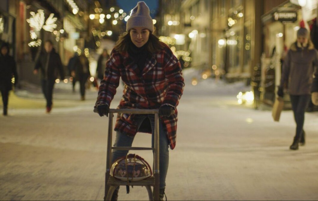 I serien har hon 24 dagar på sig att hitta en kille till jul. En bild ur den norska Netflix-serien Hjem til Jul.