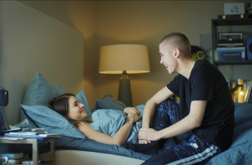 Skådespelaren Felix Sandman är en av killarna som dyker upp. En bild på skådespelaren Felix Sandman i den norska Netflix-serien Hjem til Jul.