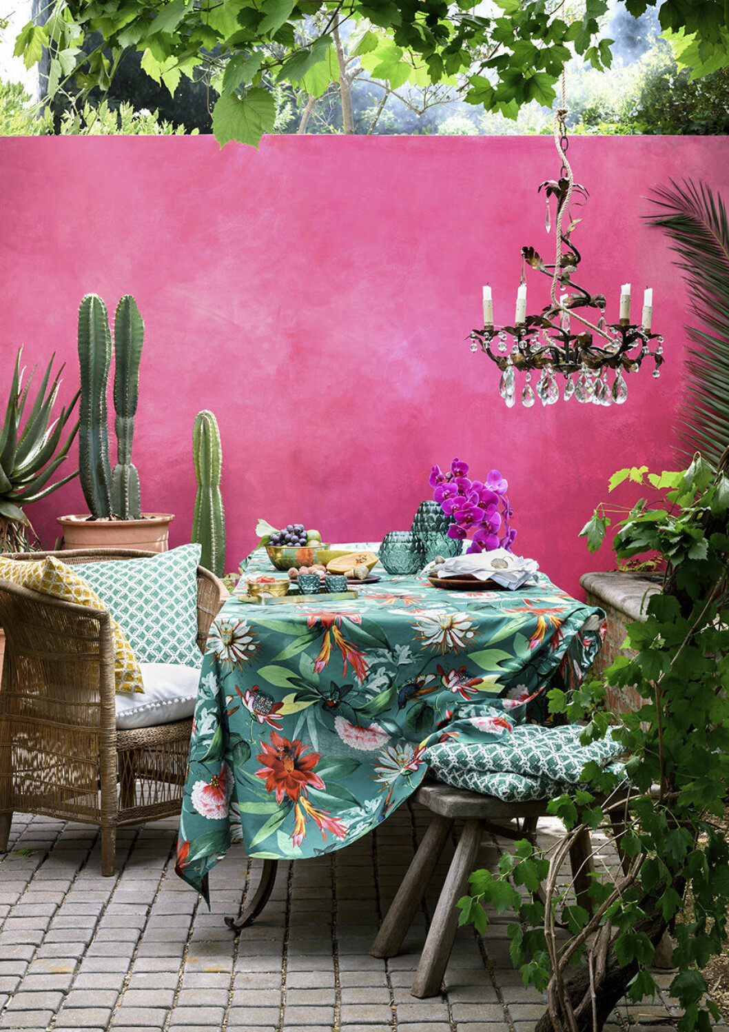 Foto: H&M Home Skapa tropisk känsla på uteplatsen med växter, mönster och färg