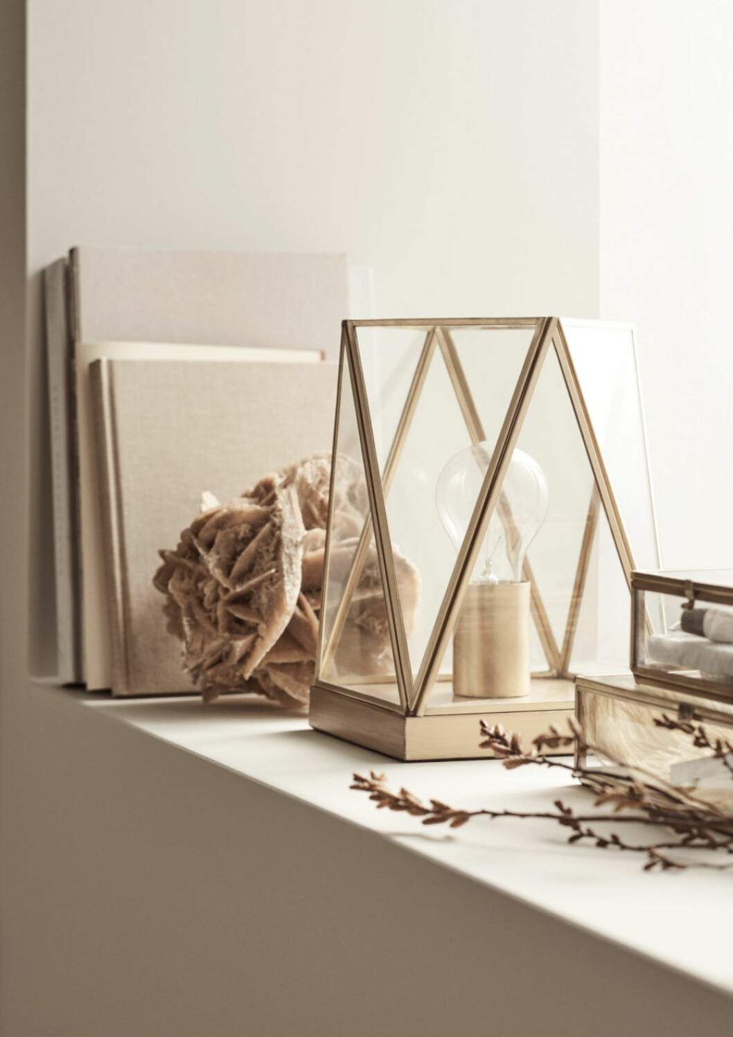 H&M Home släpper en ny kollektion med lampor och möbler. 