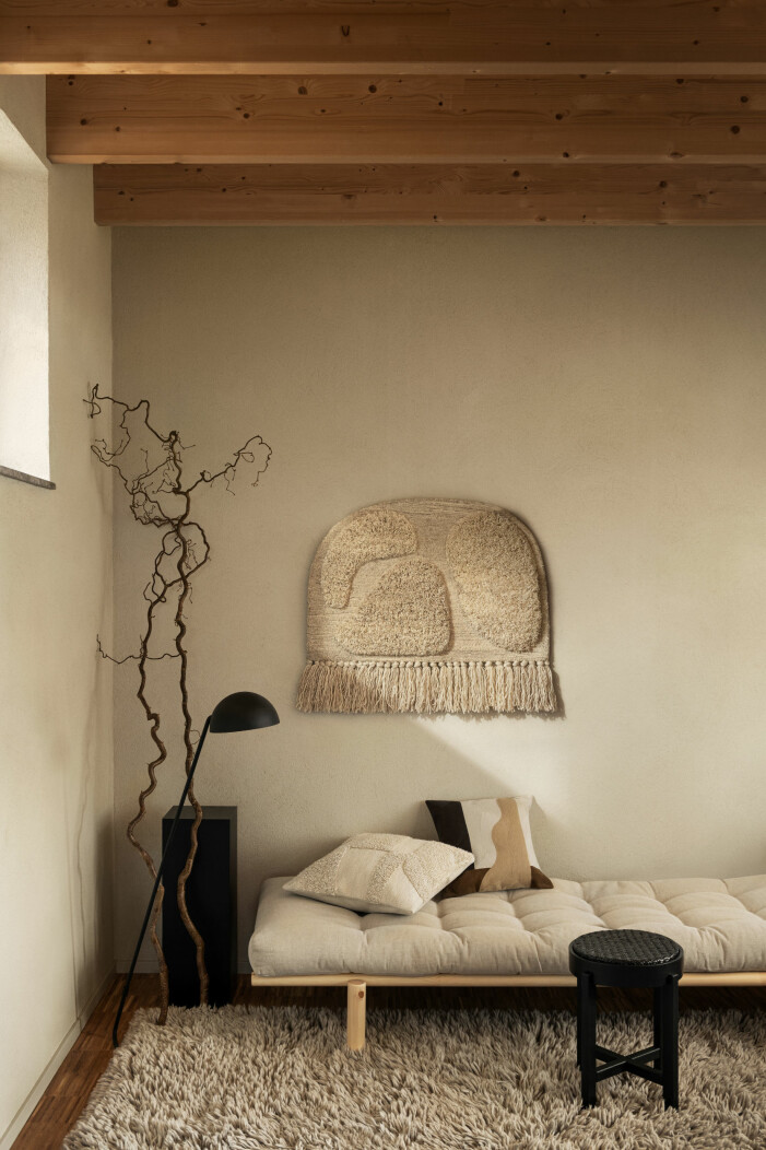 Låt fluffiga och naturnära detaljer genomsyra både golv och vägg för en stilren, enhetlig styling. Foto: H&M Home. Inredningsdetaljer hösten 2021, fluffiga detaljer