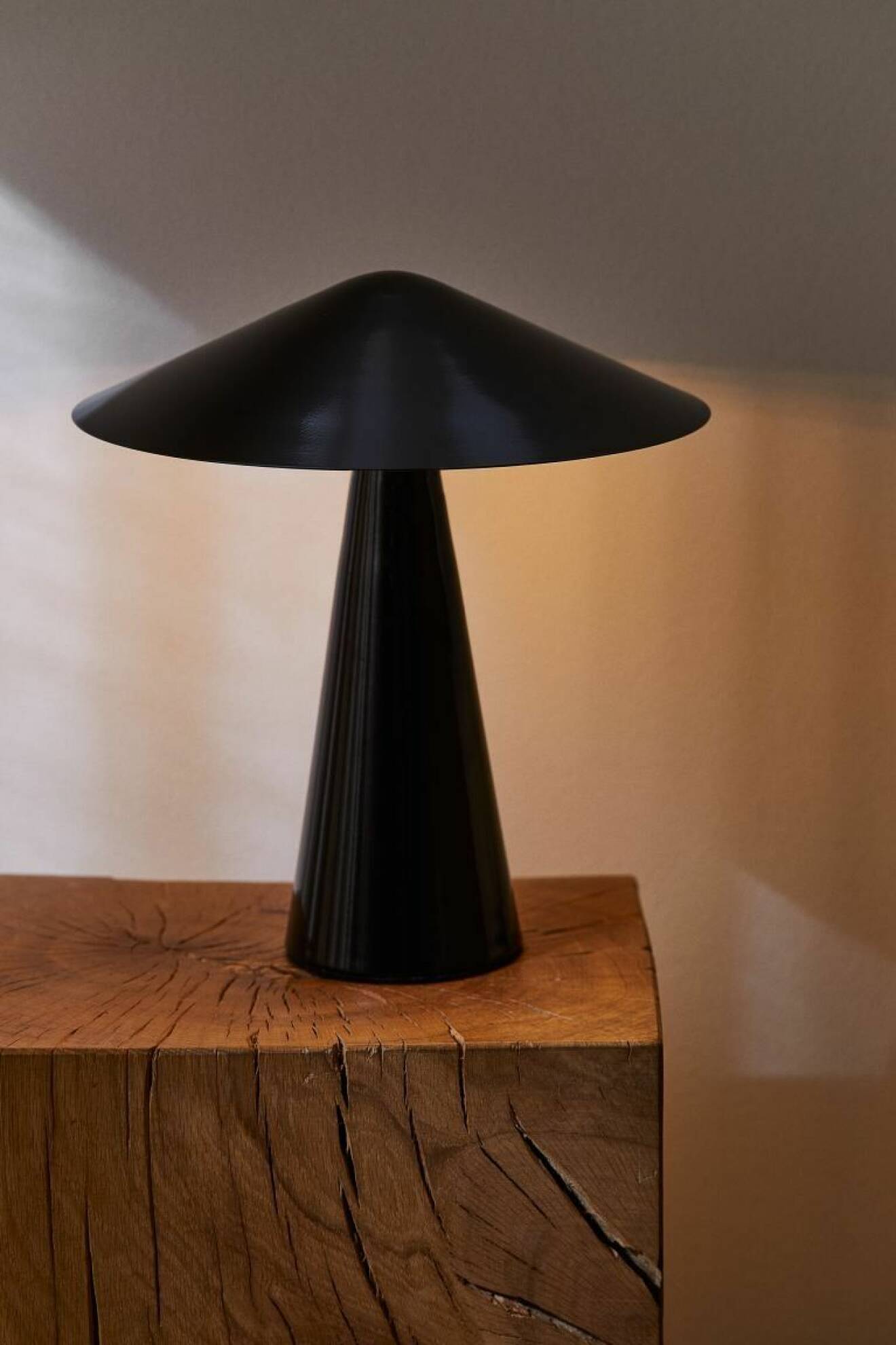 svart bordslampa från hm home hösten 2023