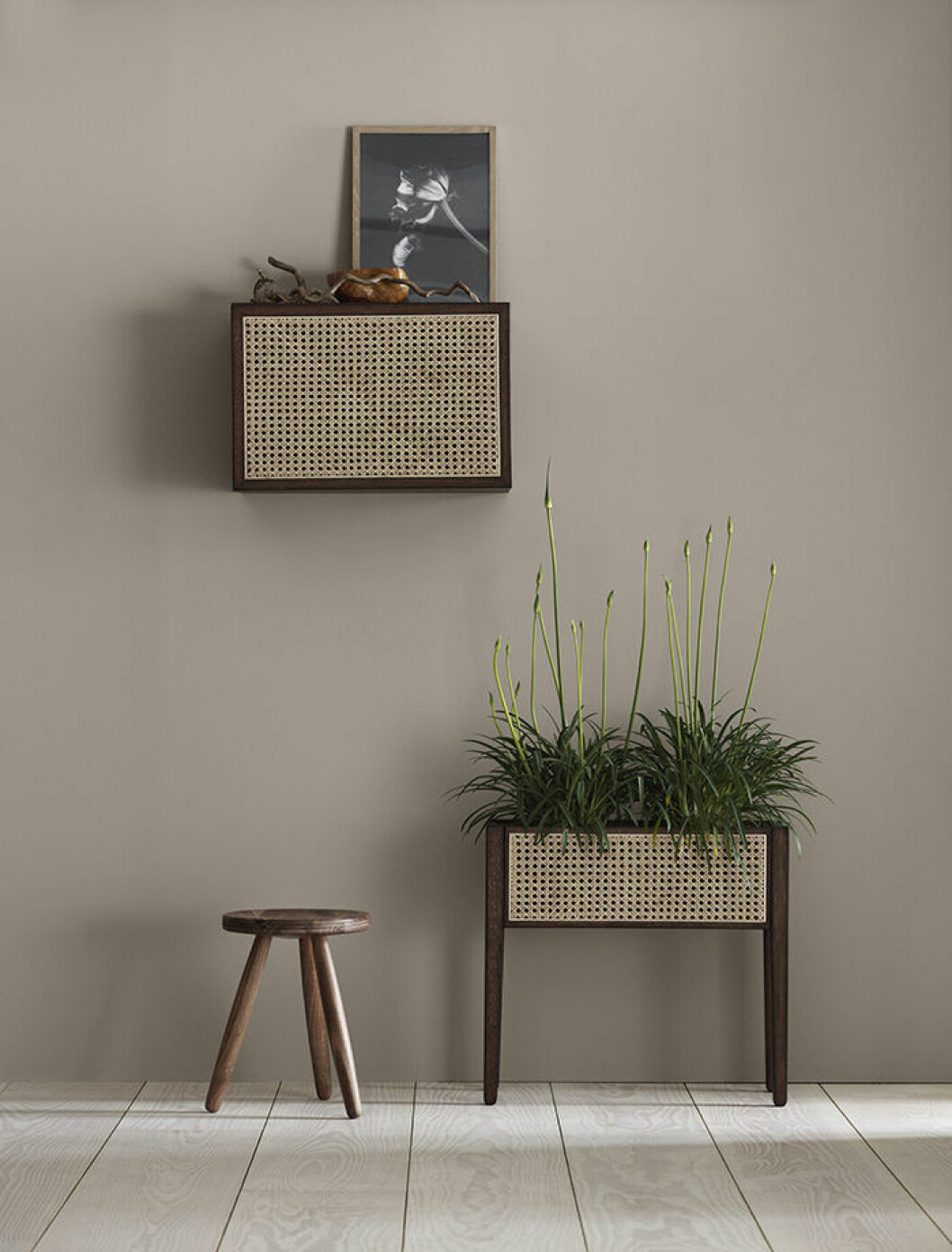 Blombord och vägghängt skåp i rotting från H&M Home hösten 2019